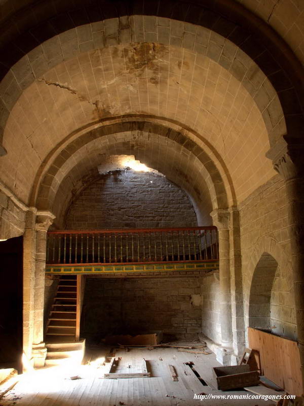 INTERIOR DEL TEMPLO HACIA LOS PIES